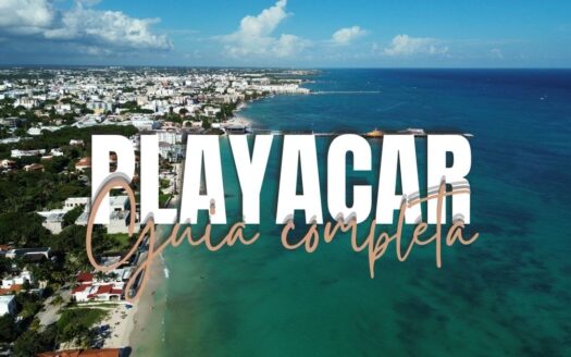 Aerial view of a coastal city with turquoise water and a sandy beach, overlaid with bold white text 'PLAYACAR' and pastel script 'Guia completa'.
