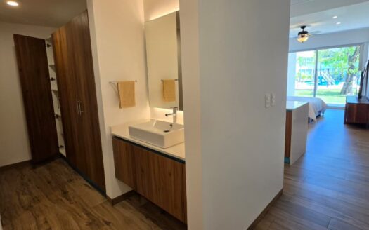 Vive el estilo Playacar | Condo contemporáneo con terraza privada