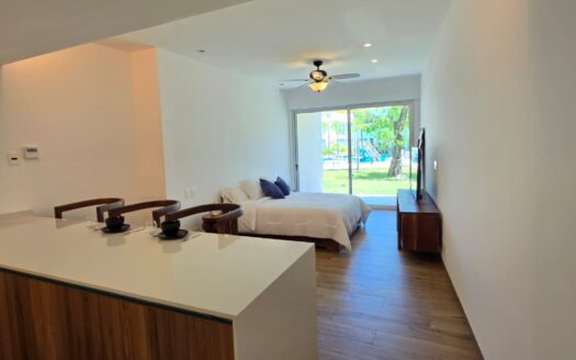 Vive el estilo Playacar | Condo contemporáneo con terraza privada