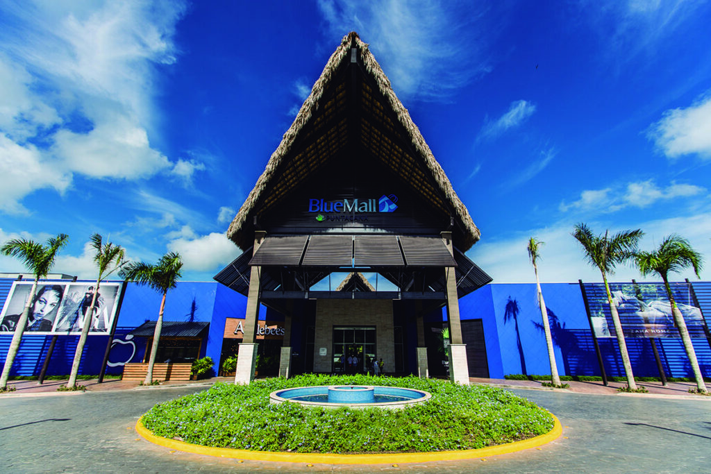 BlueMall Punta Cana vista exterior del centro comercial en Boulevard Turístico